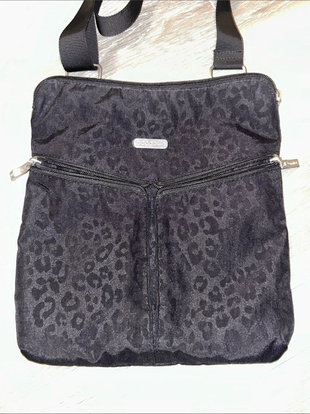 LIKE NEW Baggallini Horizon Slim Adjustable Crossbody in Leopard Black